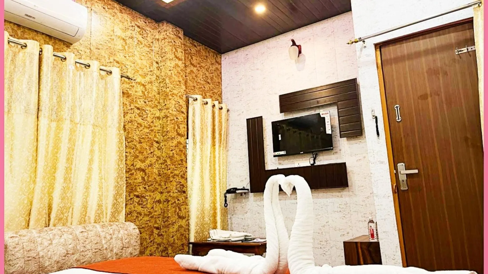 Hotel Kashi ! Heaven ! Premium- Best Location Near Kashi Vishwanath Temple - Fully Air Conditioned Rooms With Free Wi-Fi - Best Selling Hotel In Váránaszi