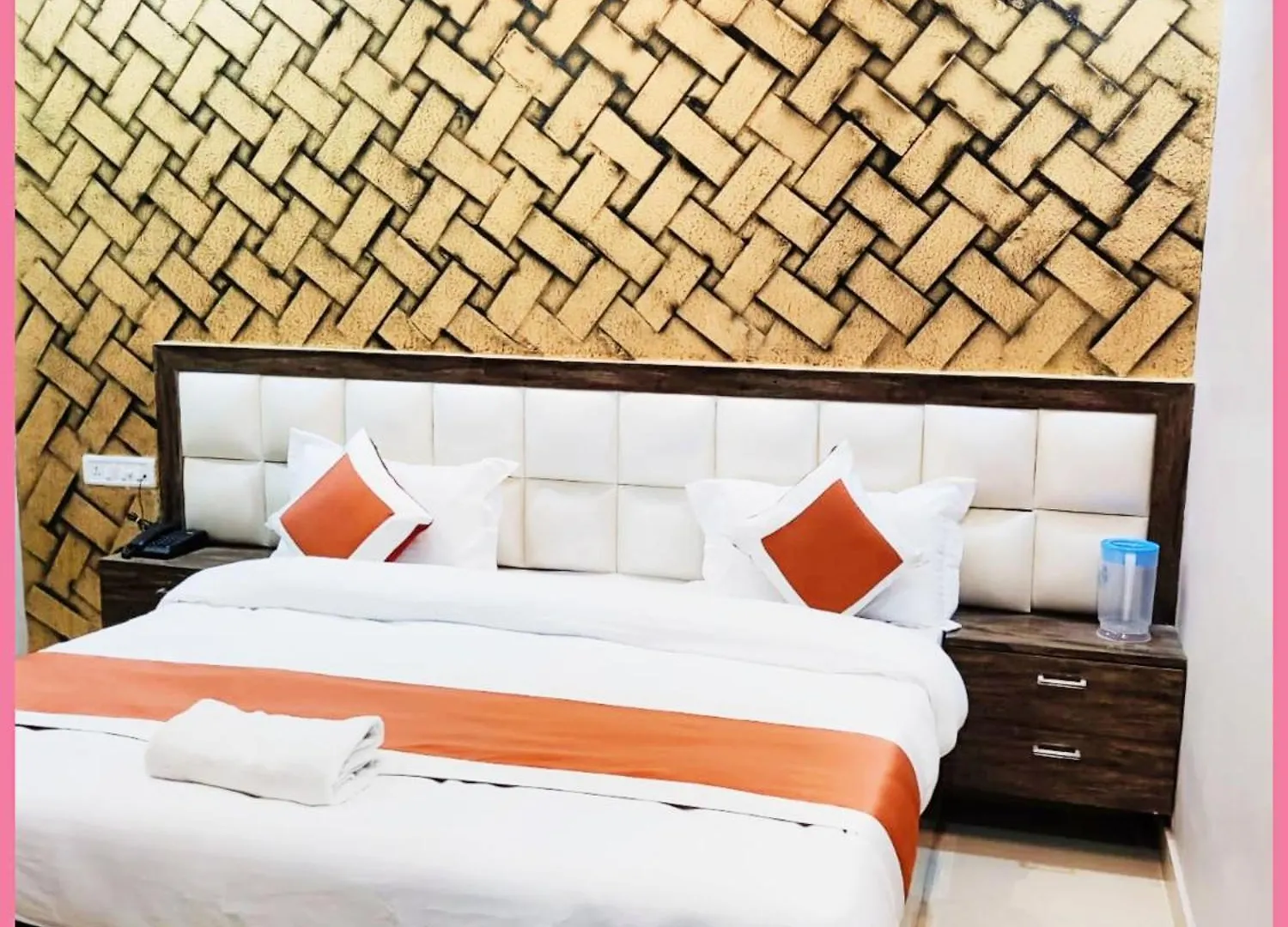 Hotel Kashi ! Heaven ! Premium- Best Location Near Kashi Vishwanath Temple - Fully Air Conditioned Rooms With Free Wi-Fi - Best Selling Hotel In Váránaszi
