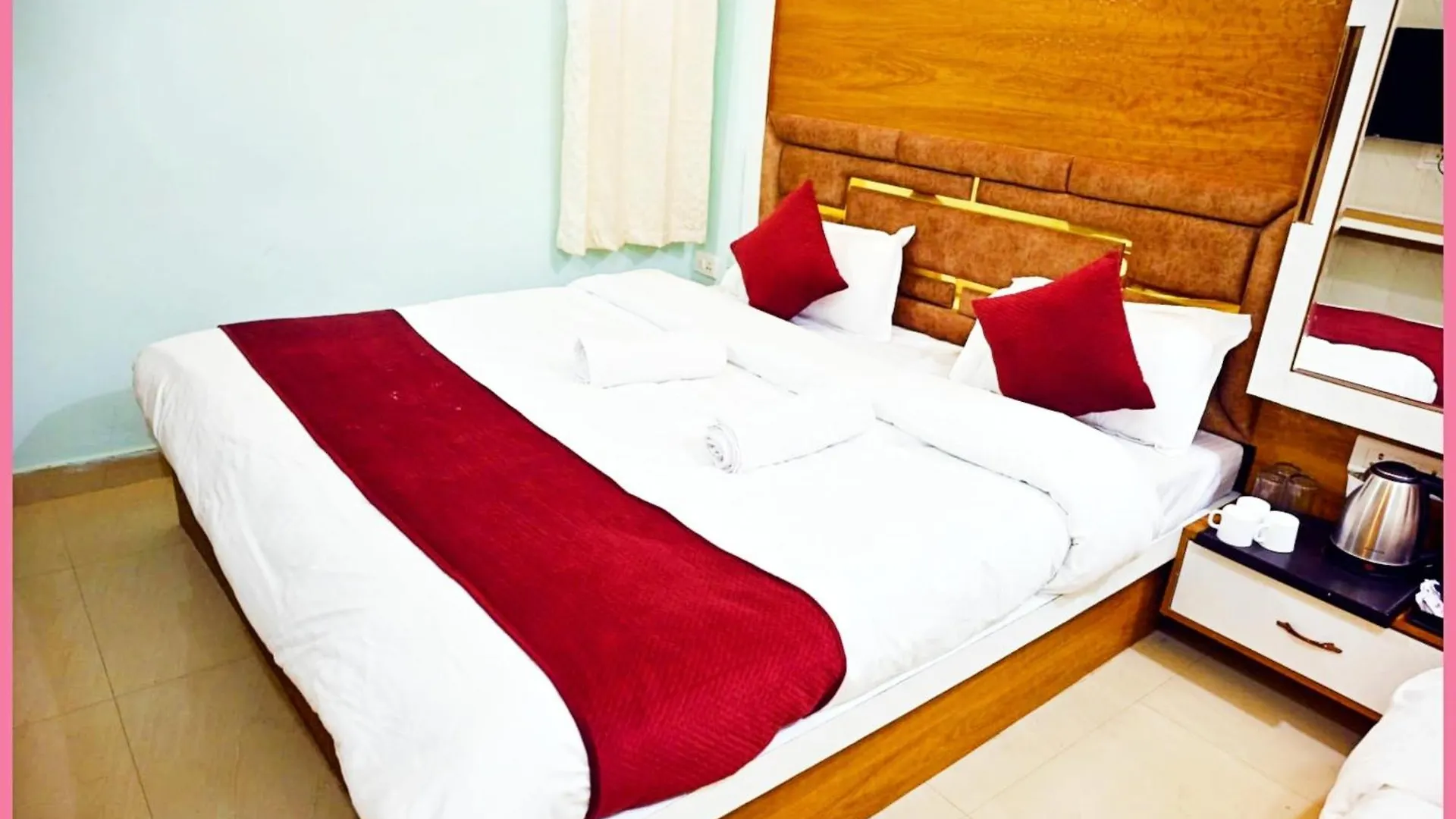 Hotel Kashi ! Heaven ! Premium- Best Location Near Kashi Vishwanath Temple - Fully Air Conditioned Rooms With Free Wi-Fi - Best Selling Hotel In Váránaszi