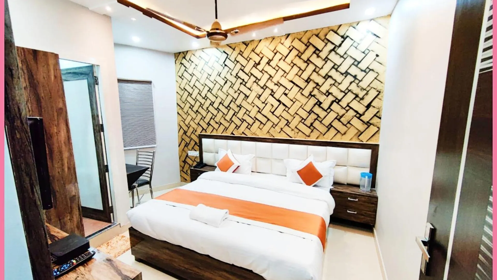 Hotel Kashi ! Heaven ! Premium- Best Location Near Kashi Vishwanath Temple - Fully Air Conditioned Rooms With Free Wi-Fi - Best Selling Hotel In Váránaszi