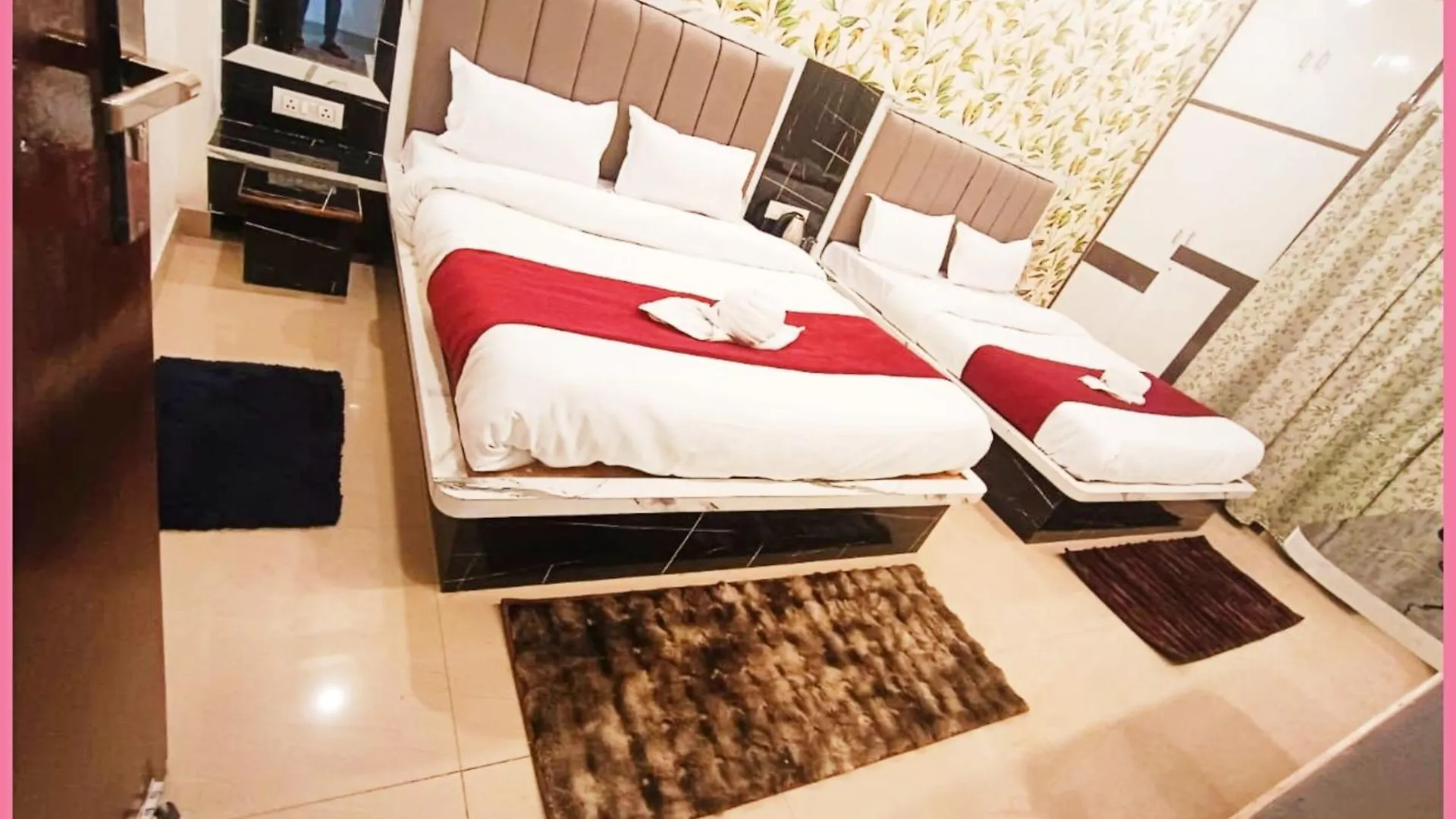 Hotel Kashi ! Heaven ! Premium- Best Location Near Kashi Vishwanath Temple - Fully Air Conditioned Rooms With Free Wi-Fi - Best Selling Hotel In Váránaszi