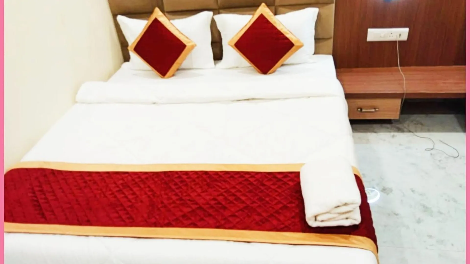 Hotel Kashi ! Heaven ! Premium- Best Location Near Kashi Vishwanath Temple - Fully Air Conditioned Rooms With Free Wi-Fi - Best Selling Hotel In Váránaszi India