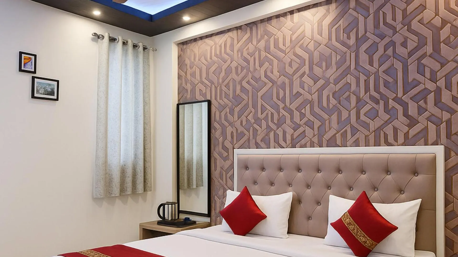 Hotel Kashi ! Heaven ! Premium- Best Location Near Kashi Vishwanath Temple - Fully Air Conditioned Rooms With Free Wi-Fi - Best Selling Hotel In Váránasí